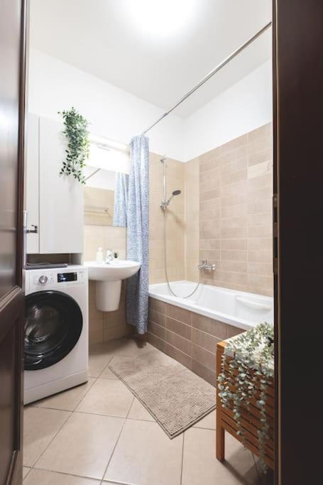 Bright Downtown Balcony Retreat Apartment Budapesta Exterior foto