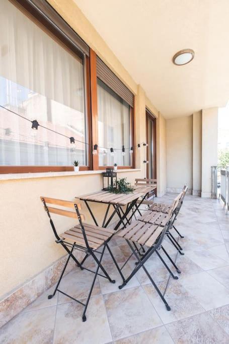 Bright Downtown Balcony Retreat Apartment Budapesta Exterior foto