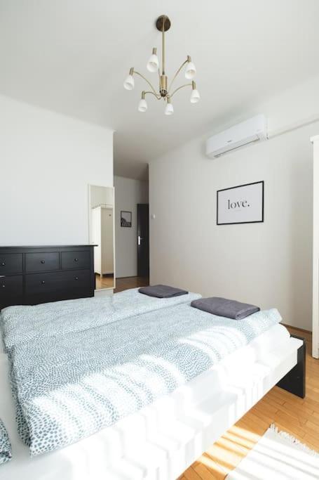 Bright Downtown Balcony Retreat Apartment Budapesta Exterior foto
