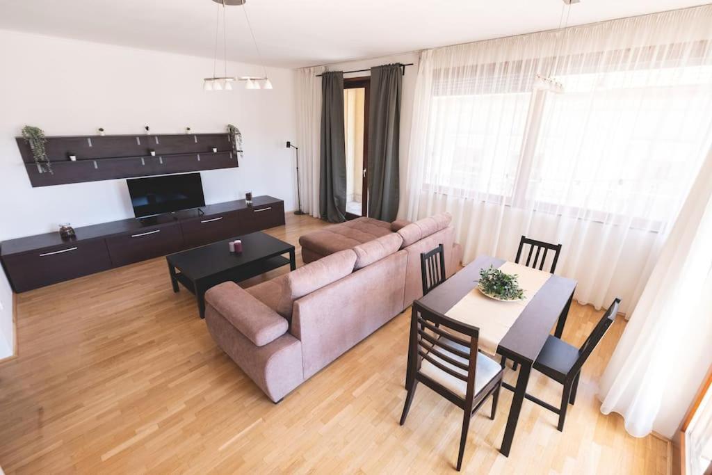 Bright Downtown Balcony Retreat Apartment Budapesta Exterior foto