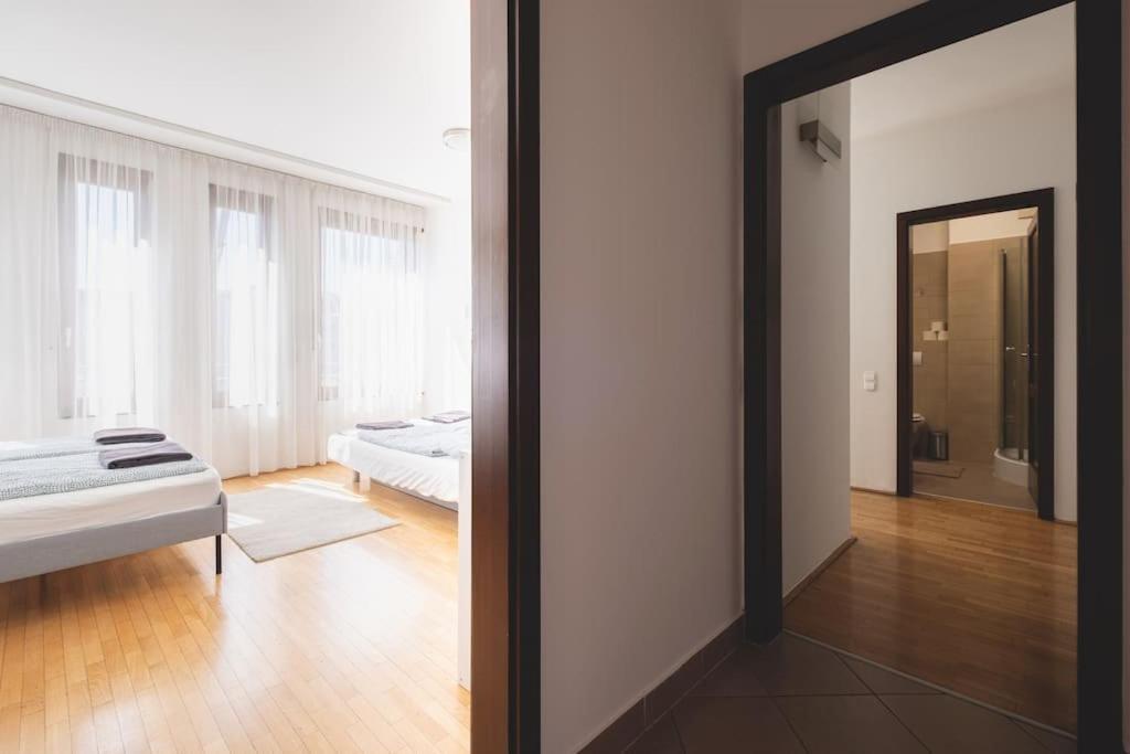 Bright Downtown Balcony Retreat Apartment Budapesta Exterior foto