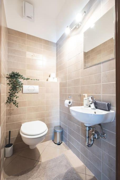 Bright Downtown Balcony Retreat Apartment Budapesta Exterior foto