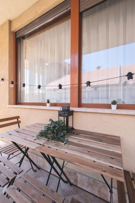 Bright Downtown Balcony Retreat Apartment Budapesta Exterior foto