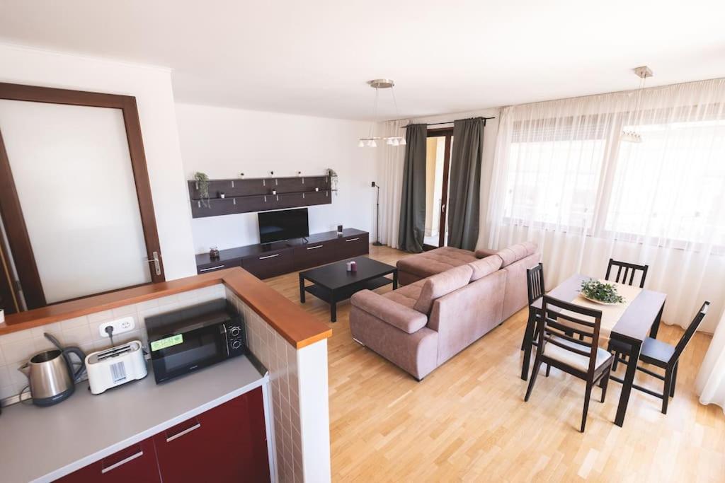 Bright Downtown Balcony Retreat Apartment Budapesta Exterior foto