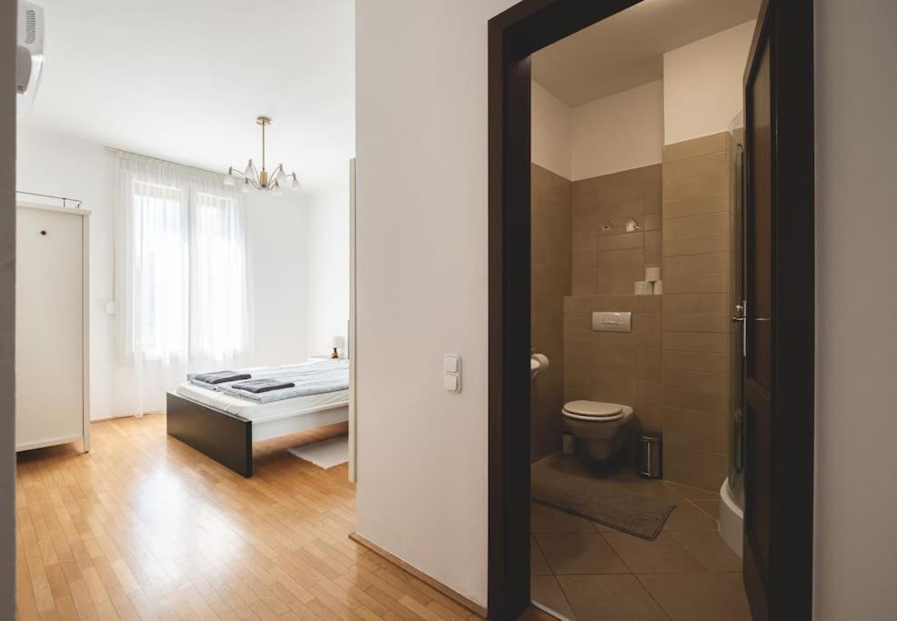 Bright Downtown Balcony Retreat Apartment Budapesta Exterior foto