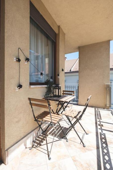 Bright Downtown Balcony Retreat Apartment Budapesta Exterior foto
