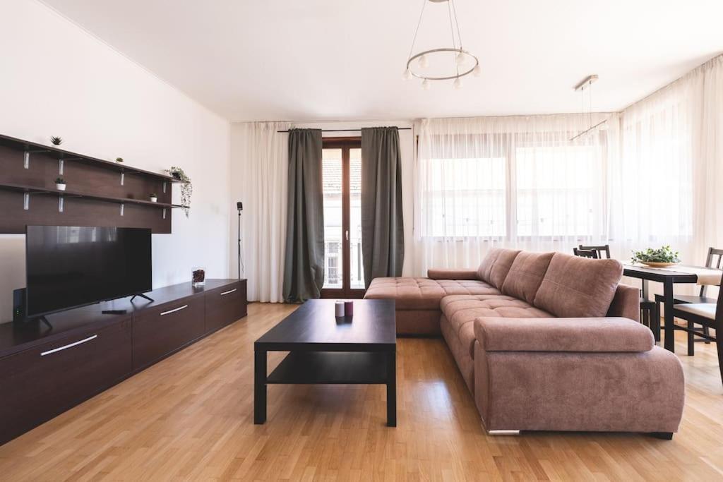 Bright Downtown Balcony Retreat Apartment Budapesta Exterior foto