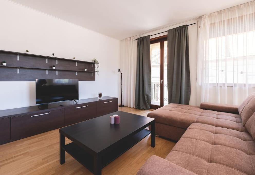 Bright Downtown Balcony Retreat Apartment Budapesta Exterior foto