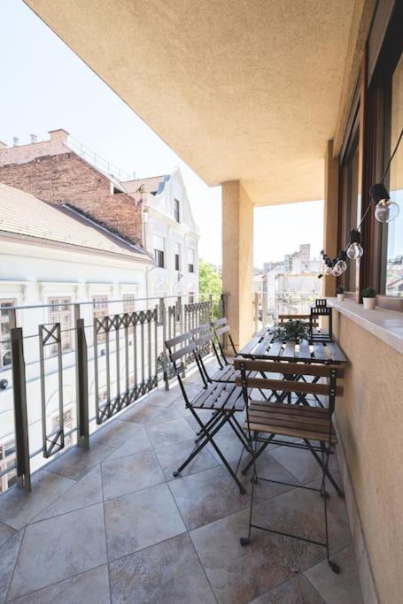Bright Downtown Balcony Retreat Apartment Budapesta Exterior foto