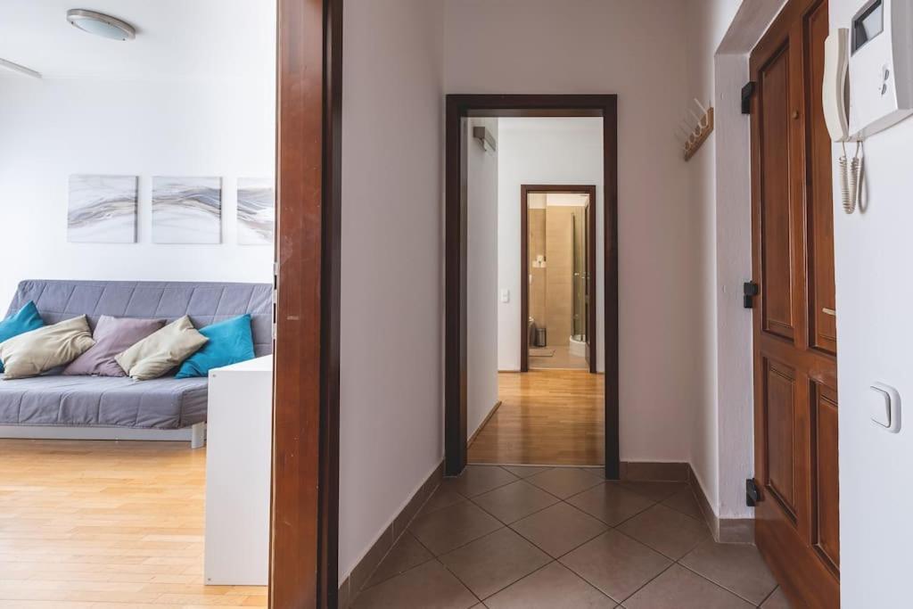 Bright Downtown Balcony Retreat Apartment Budapesta Exterior foto